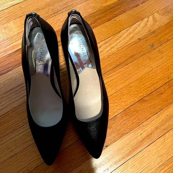 Micheal Kors black pumps. Size 6